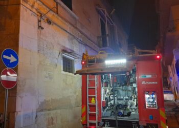 Canosa: Auto in fiamme in vico Benedetto Brin