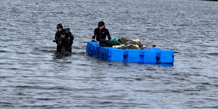 Recupero rifiuti plastici dalle acque dei fiumi e dei laghi