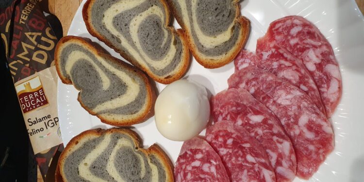 Pasqua 2026: Pane a prosciutto e salame di Felino a tavola